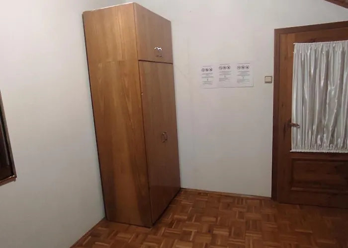 Adam 5 Homestay Oporow